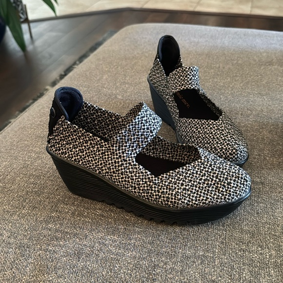 bernie mev. Shoes - BM Bernie Mev Lulia Slip on Women’s size 8.5 (39)